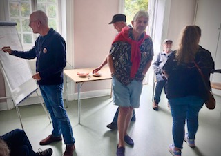 Gæst fremlægger på flipover ved bordet